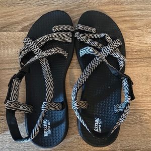 Mossimo’s knock off Chacos